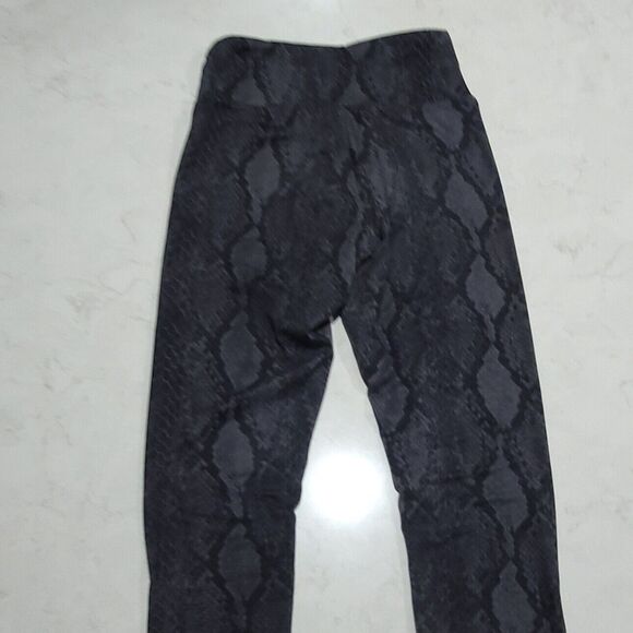 Express One Eleven Snakeskin Print Gray Leggings Gym Yoga Excercise Run XS NWOT - Picture 3 of 12